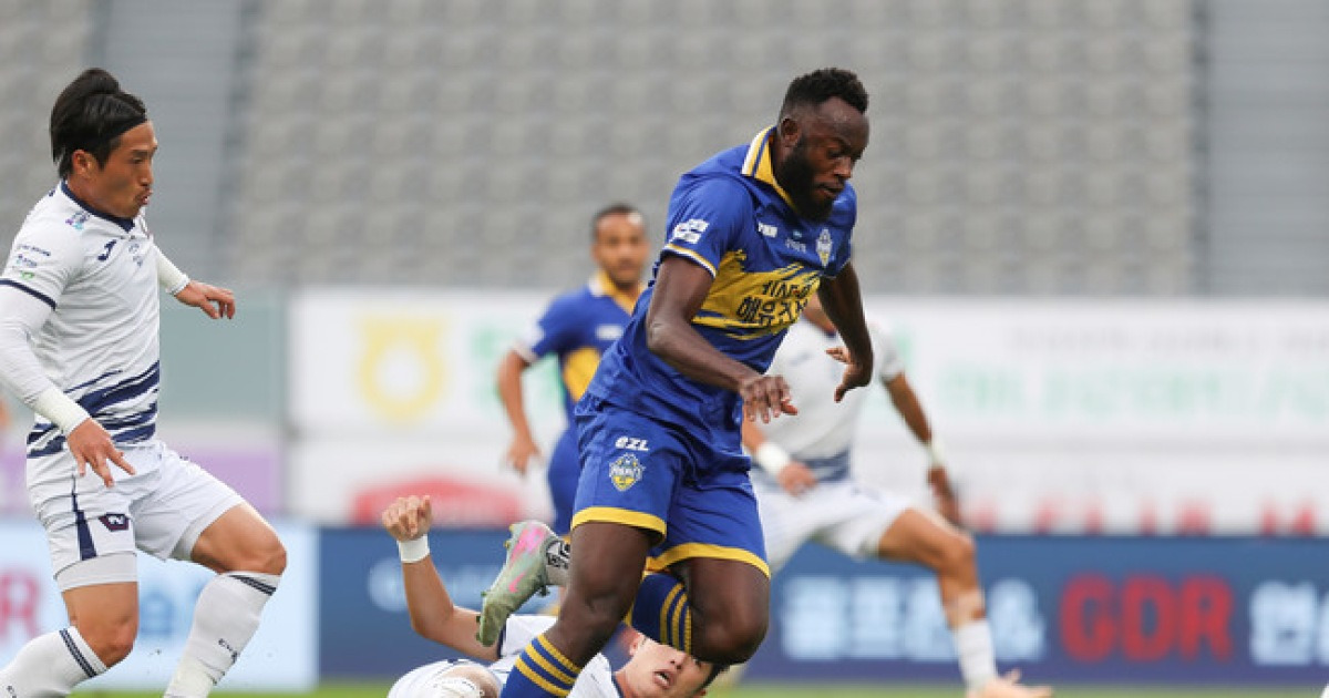 [K리그2 현장리뷰] 배성재 감독 떠나고 첫 경기...충남아산, 충북청주와 90분 헛심공방 0-0 무승부