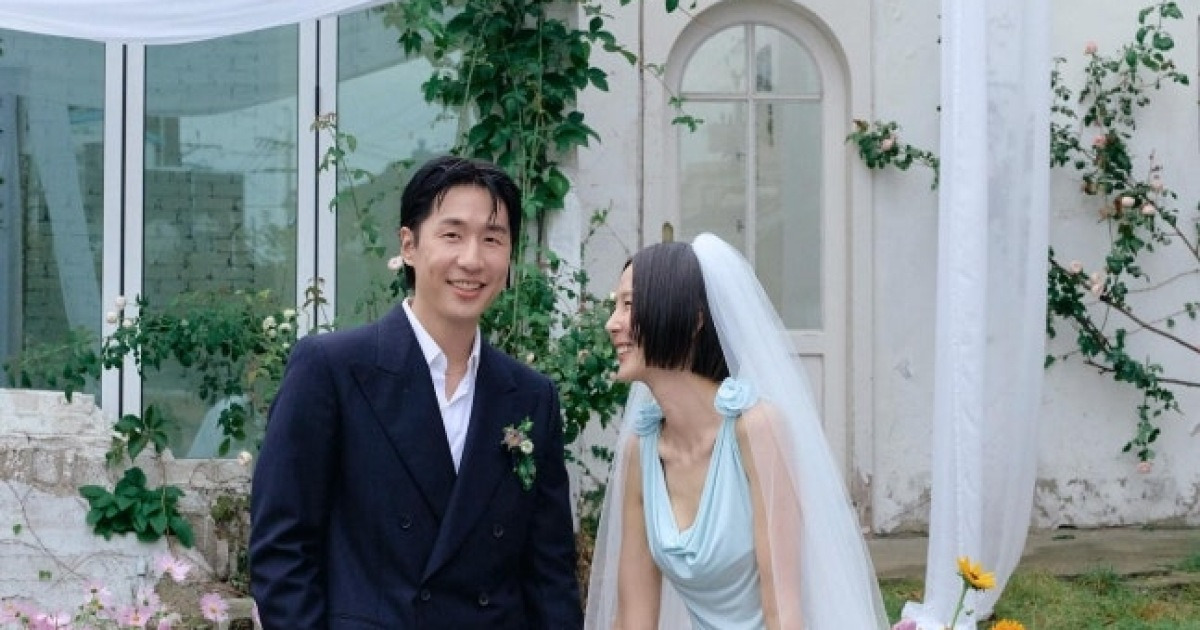‘4년 열애’ 김나영♥마이큐, 비 갠 뒤 가족 맺었다…두 아들도 함께한 감동의 결혼식