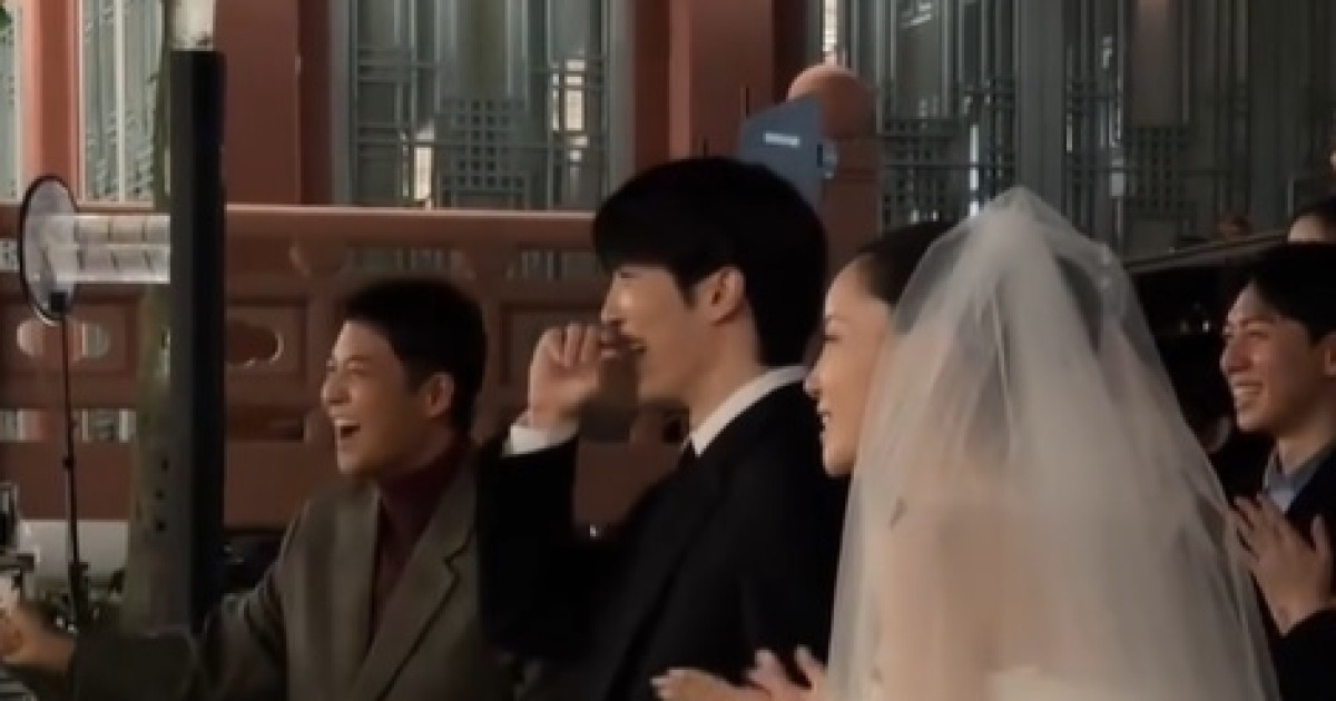 “마음에 둔 여성 있어” 전현무, 적재♥허송연 결혼식서 부케 받았다