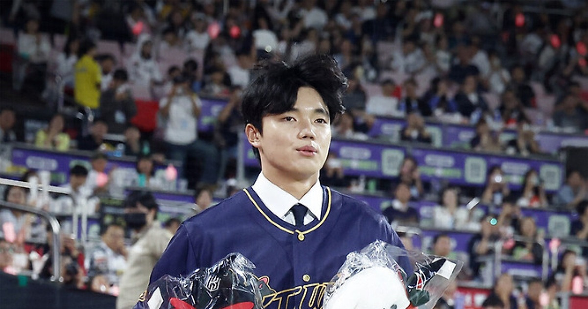 '불꽃야구' 스타가 계약금 8000만원에 KBO 입성…내년에 '4할 괴물' 선배와 공포의 내야진 만든다