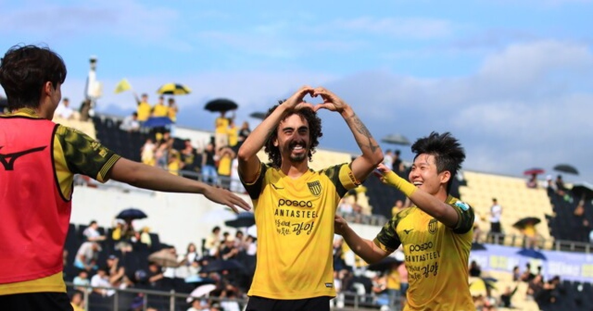 [BE.현장] 불안했던 전반, 폭발한 후반… 0-1→ 4-1 대역전승 연출한 전남의 골 폭격, 광양이 불탔다