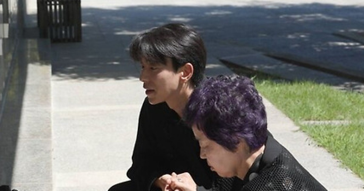 윤현민, 가정사 공개…'새어머니와 父 봉안당 방문, 각별하게 지내"