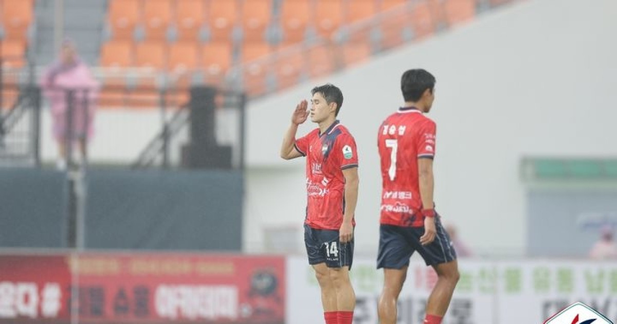 '이동경 10골-10도움' 김천, 울산 3-0 완파하고 3연승(종합)