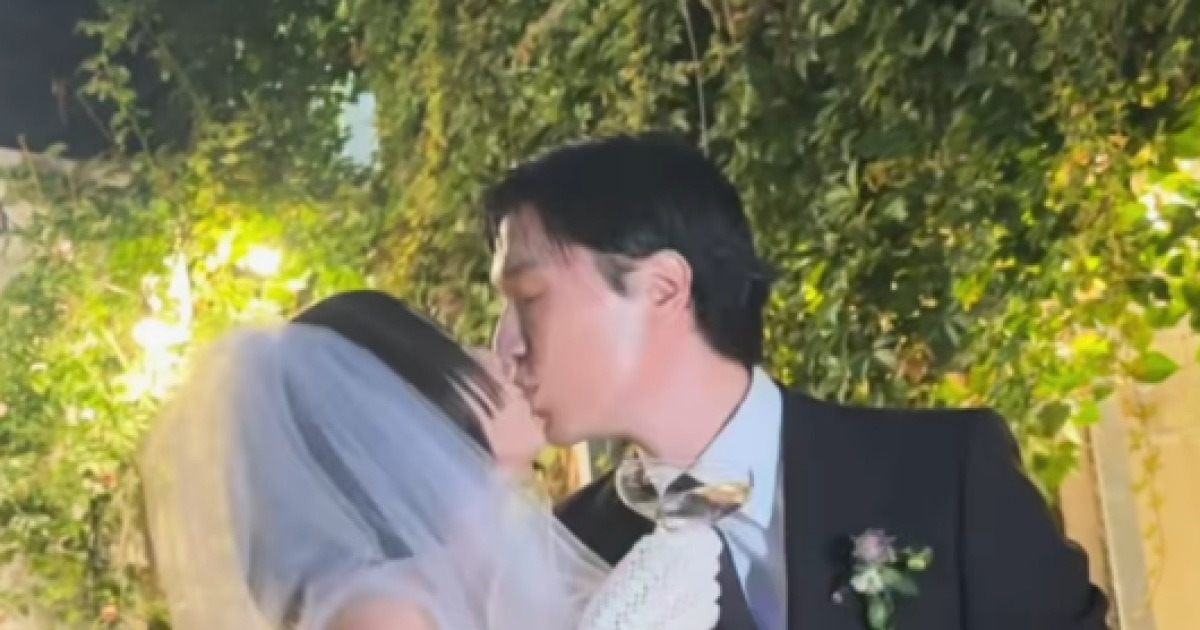 마이큐, ♥김나영과 결혼식 키스 공개.."두 아들 발맞춰 걸어갑니다" [핫피플]