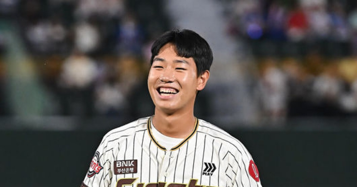 ‘돌직구에 김태형 깜짝’ 193cm 파이어볼러, 롯데와 2억7000만원 도장 쾅 “향후 선발로 성장 기대” [공식발표]