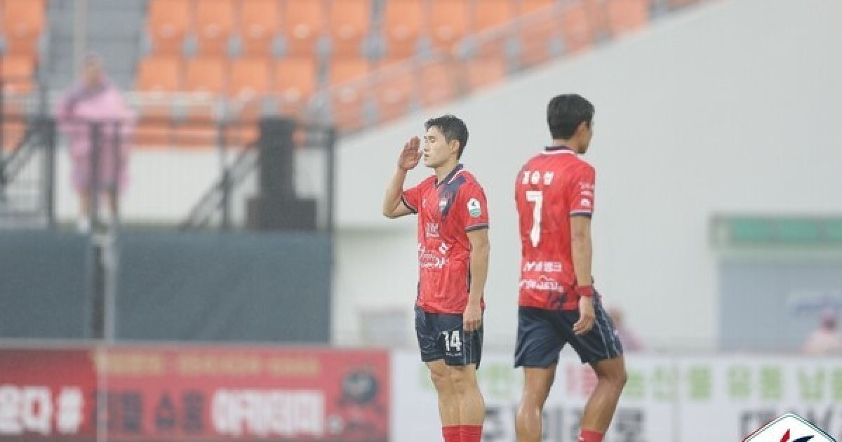 [K리그1 32R] '이동경 1골 1도움→10-10 달성' 김천, 울산에 3-0 완승…2위 유지