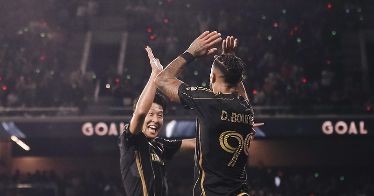 경로당 축구 옛말…땅덩이만큼 커가는 ‘월클 전쟁터’