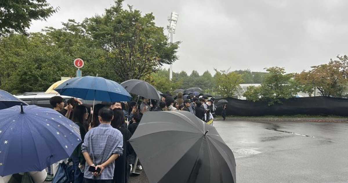 '비니시우스 사인 원해요' 비도 막지 못한 축구팬 열정, 한국 '레알+맨유' 조합 출격 예상