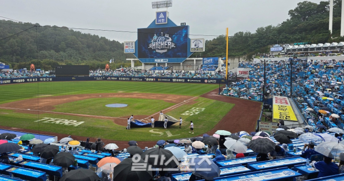 15분 전인데 이게 무슨 일이야, 거세지는 빗줄기→대형 방수포 재등장…2차전도 지연 개시[WC2]
