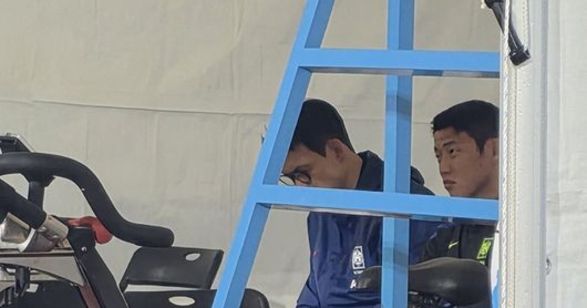 훈련 도중 통증→굳은 표정으로 아이싱...황희찬, 걱정되는 부상 '의심' [오!쎈 현장]