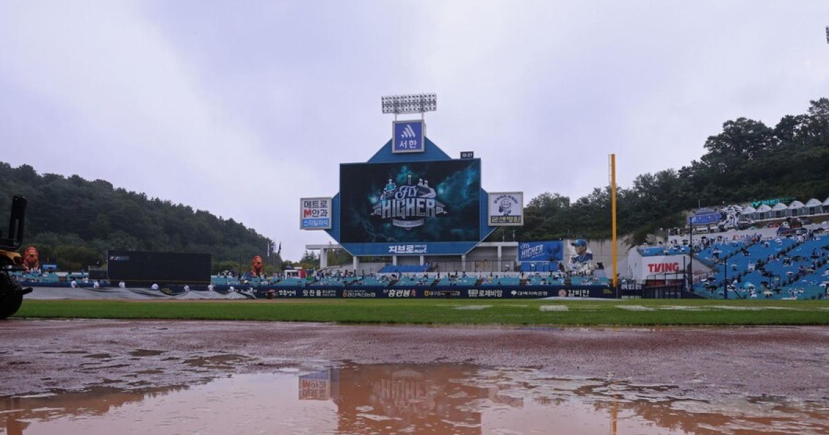경기 시작 5분 남기고 방수포 설치…라팍 장대비 비극, WC 2차전 지연 개시