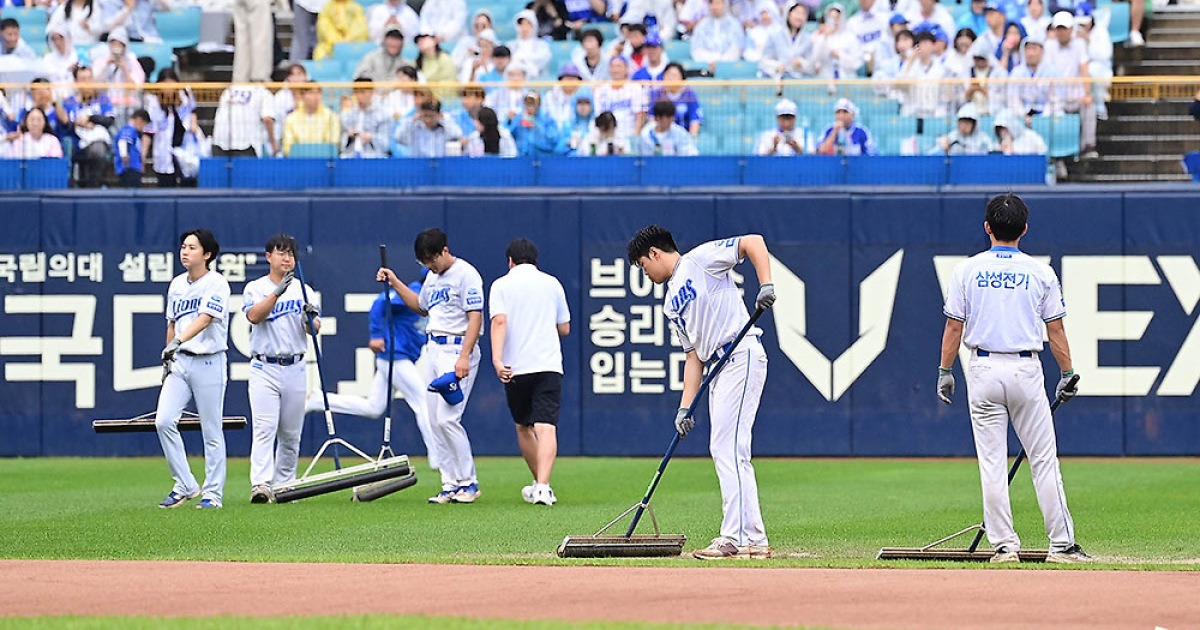 '매진인데 야구해야지' 비 그친 라팍, 대형 방수포 걷었다→WC 2차전 '2시45분' 지연 개시 예정 [WC2 현장]