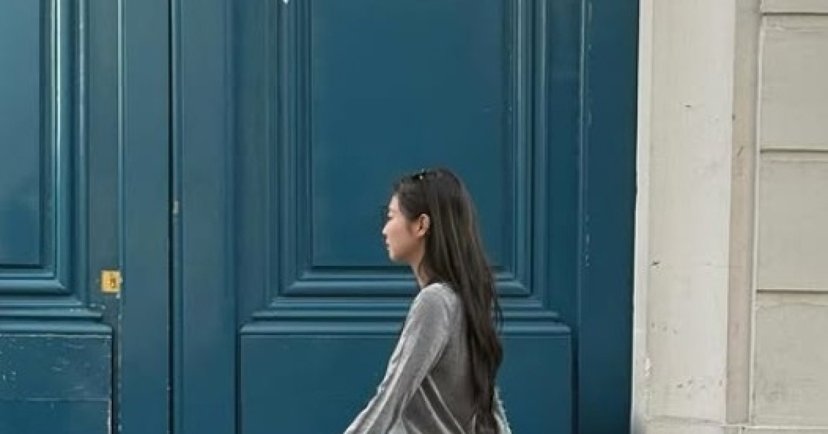 제니의 ‘파리 골목 사용법’…회색·블랙으로 완성한 일상 미학