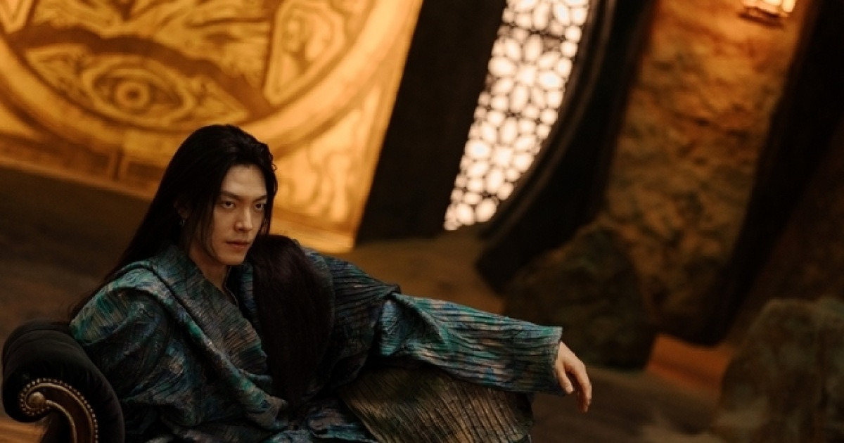 김우빈, 지니도 문제 없었다…46개국 TOP 10 찍은 로맨스 장인