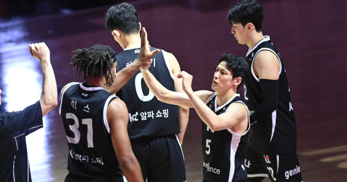 프로농구 KT, 힉스·하윤기 ‘더블 더블’ 활약 삼성 꺾고 선두 도약