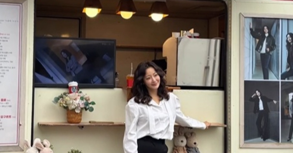 김희선, 모친상 후 촬영장 복귀..'다음생은 없으니까' 커피차에 웃음 되찾았다