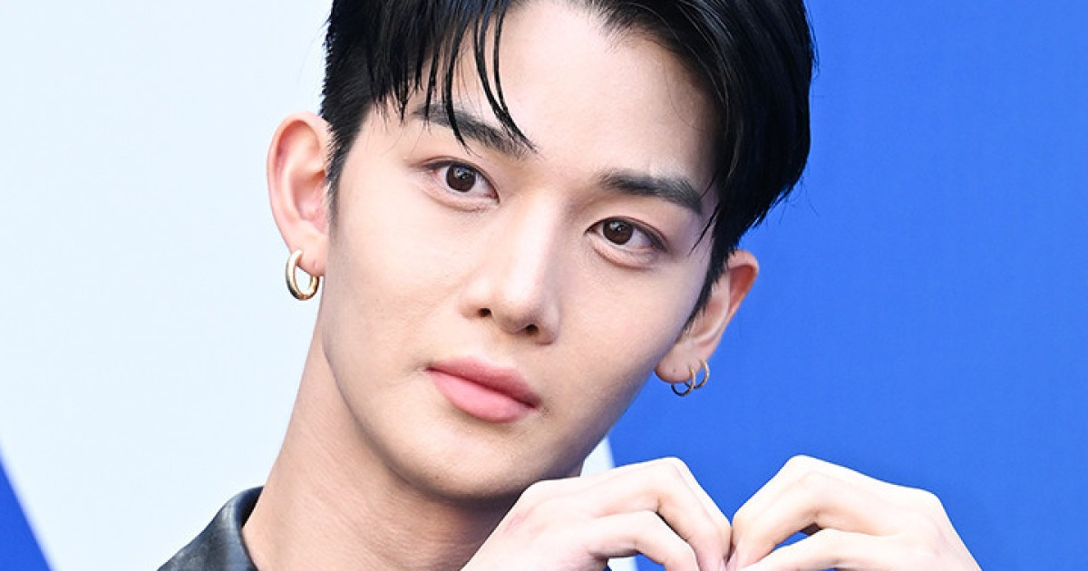 '솔로 데뷔' 배진영, 'STILL YOUNG' 외치다...팬들 마음 '스틸' 예고