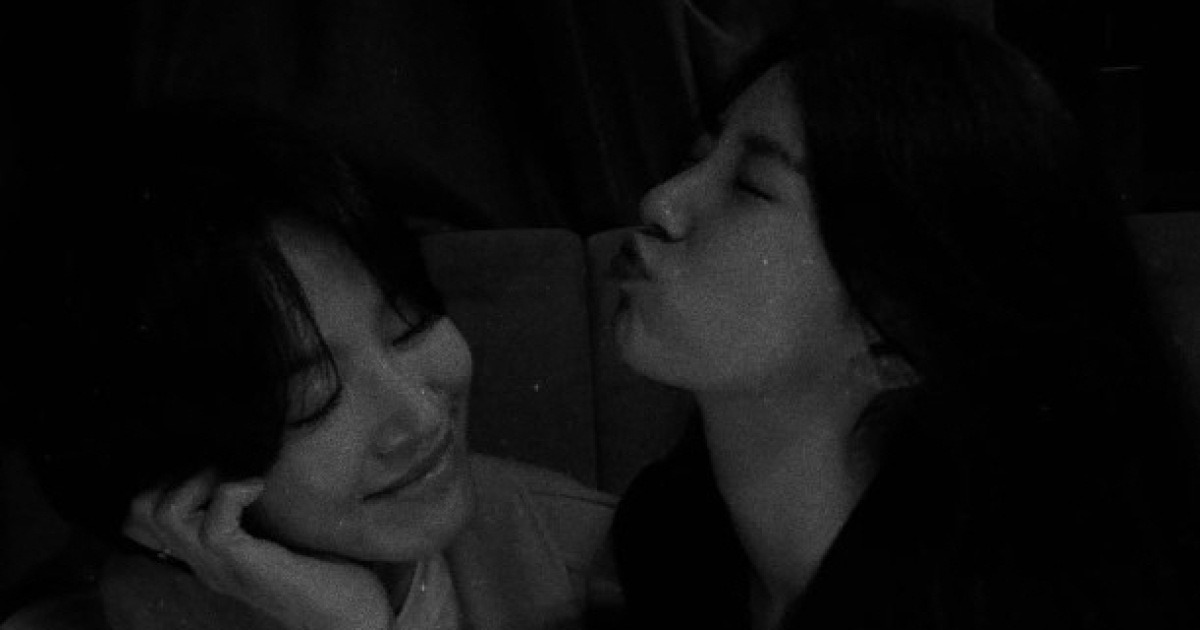 수지, 생일도 송혜교와 보냈다…직접 준비한 케이크에 '입술 쭉'
