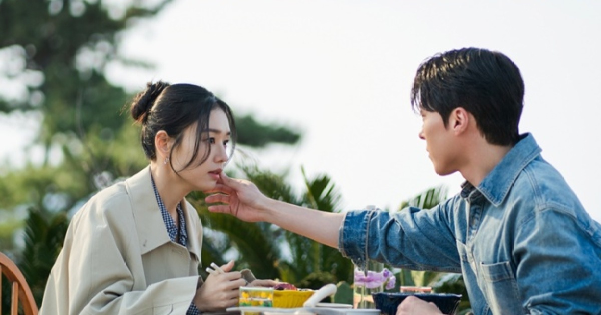 장기용·안은진, 데이트 포착?…'키스는 괜히 해서!' 설레는 투샷 공개