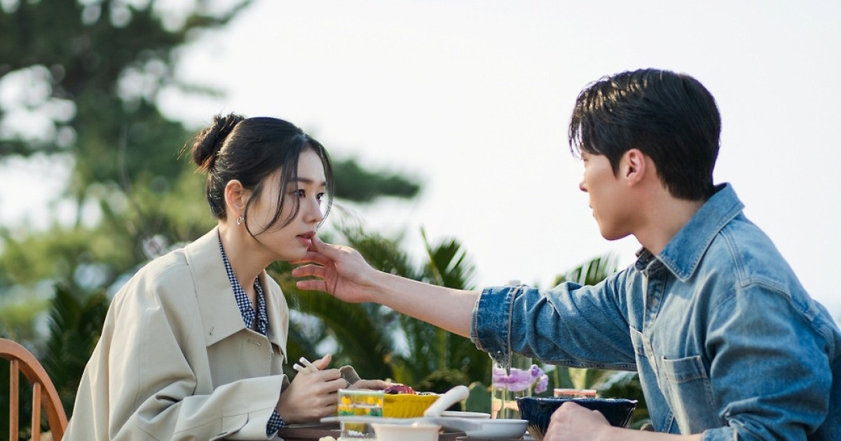 장기용·안은진, 은근한 스킨십…'키스는 괜히 해서!', 스틸