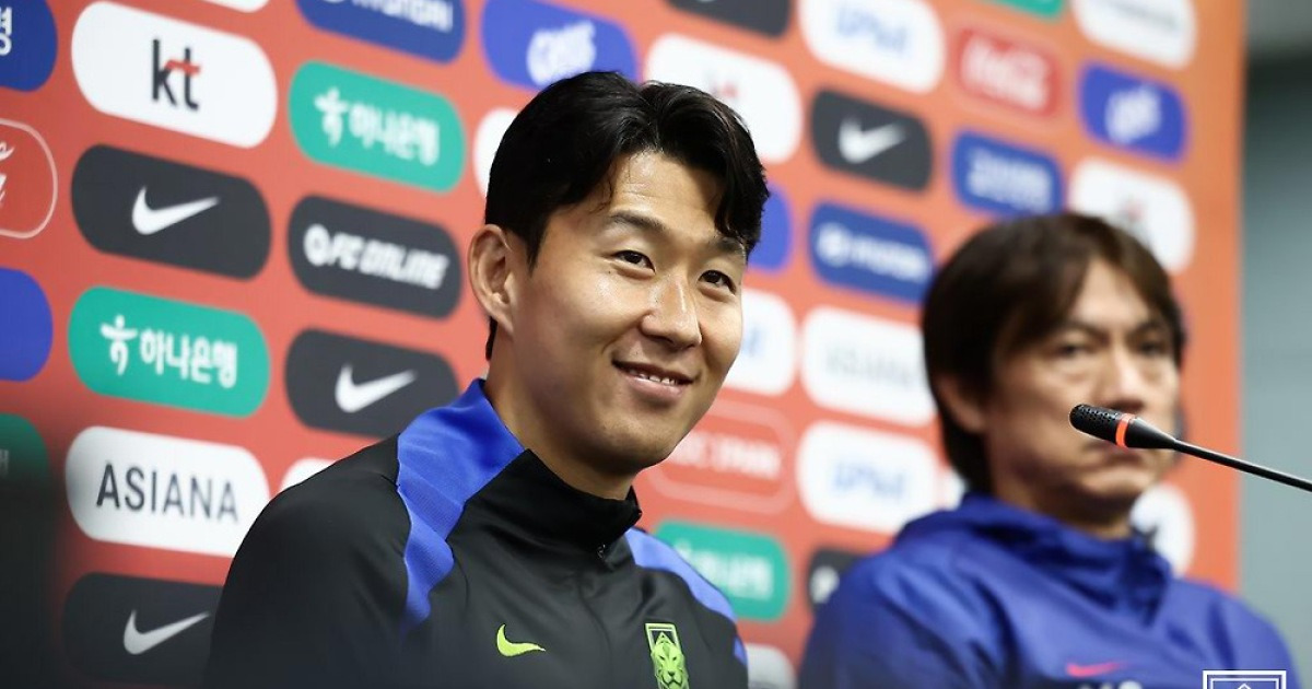 손흥민에게 기록 넘겨주는 홍명보 감독 “새로운 사람이 나타나기 마련, 진심으로 축하한다” [GOAL 상암]
