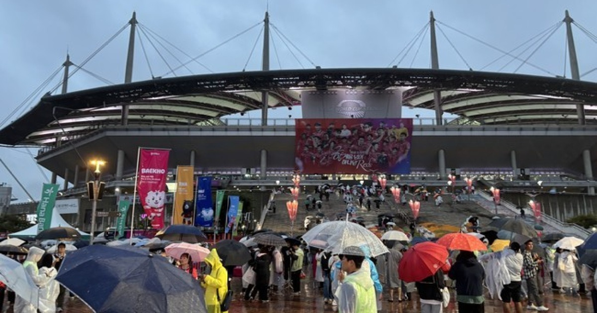 [IN VIEW] 가을비가 무슨 상관이랴...킥오프 두 시간 전 경기장 모인 축구 팬들