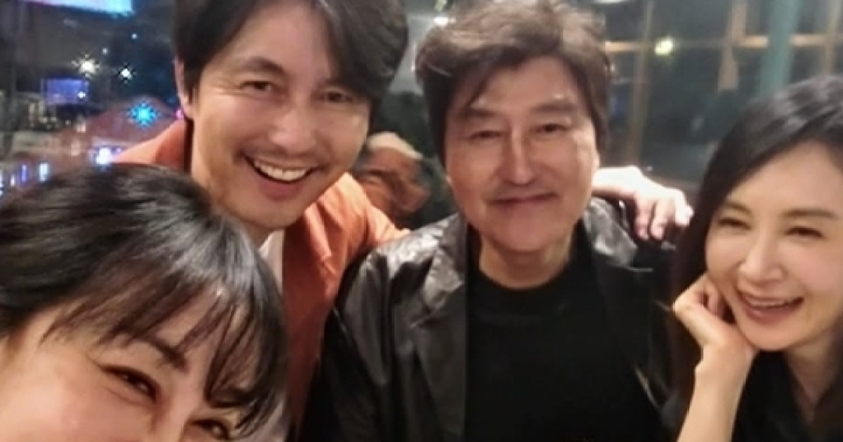 ‘혼외자 스캔들→극비결혼’ 정우성 환한 미소, 의외 장소서 포착된 근황