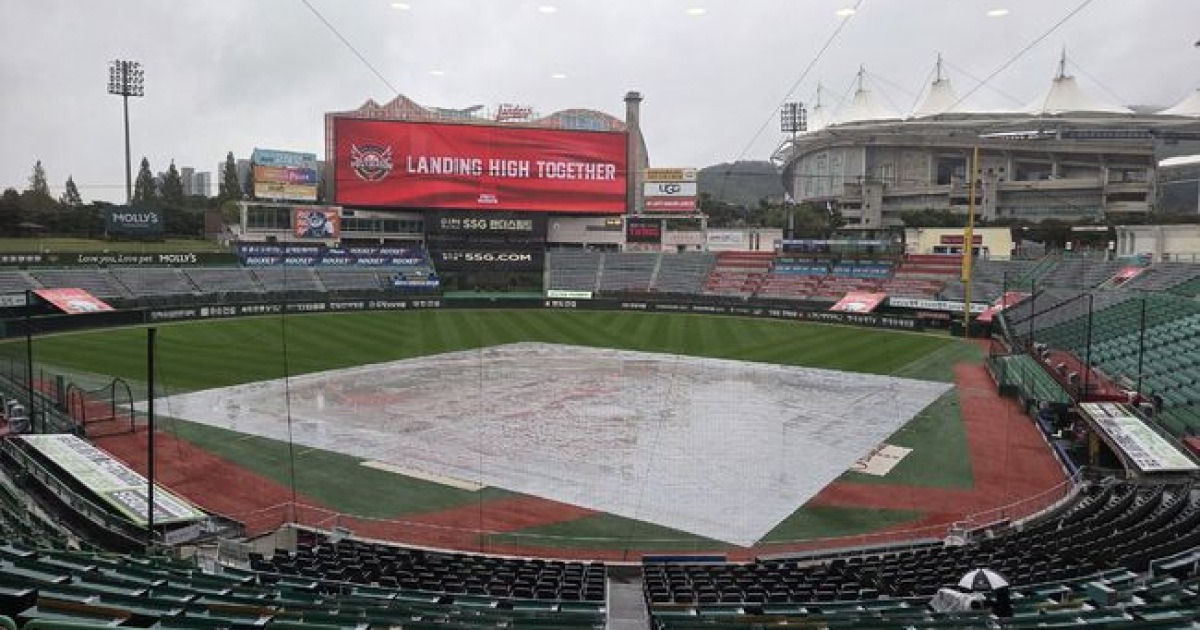 '워닝 트랙은 물바다' 비에 흠뻑 젖었다, 삼성-SSG 2차전 취소될까...밤까지 계속 비 예보 [오!쎈 인천]