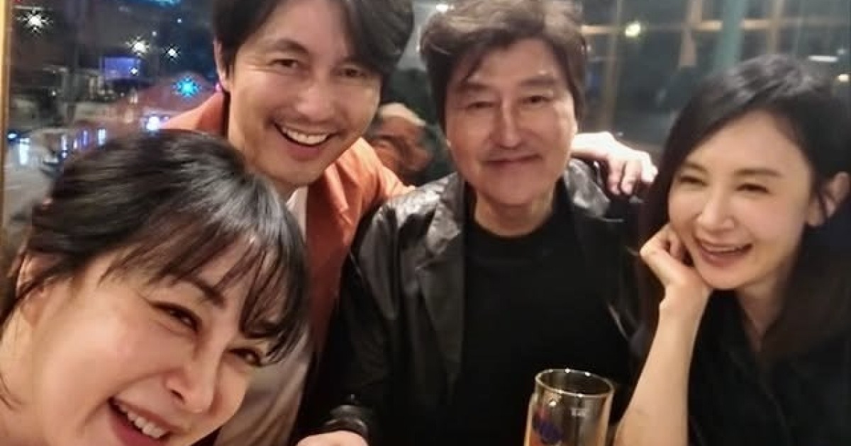 정우성, 콧수염 기르고 복귀 예열…송강호와 다정 투샷