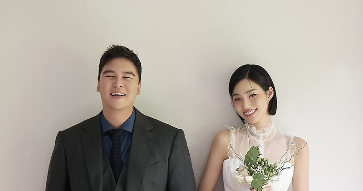 '팜유'로 1년 미룬 결혼…이장우♥조혜원, 7년 연애 결실 '웨딩화보' 공개 [엑's 이슈]
