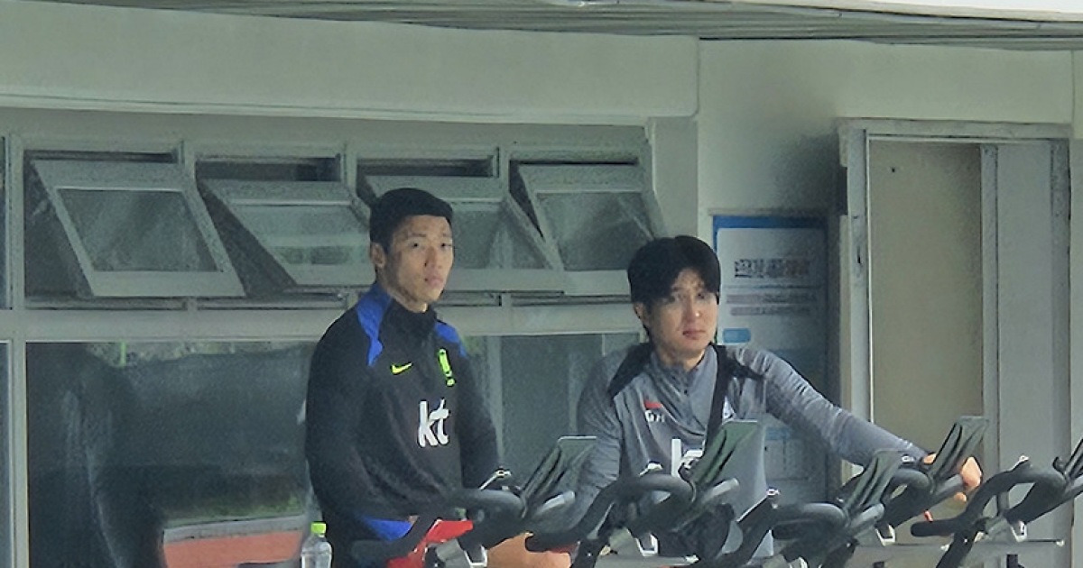 [현장에서]"축구화 아닌 운동화 신었다" 나홀로 훈련한 황희찬, 파라과이전 출전 여부는 여전히 '물음표'