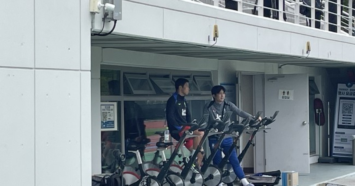 [IN VIEW] '운동화' 신고 등장한 황희찬, 홀로 사이클 훈련…파라과이전 출전도 불투명