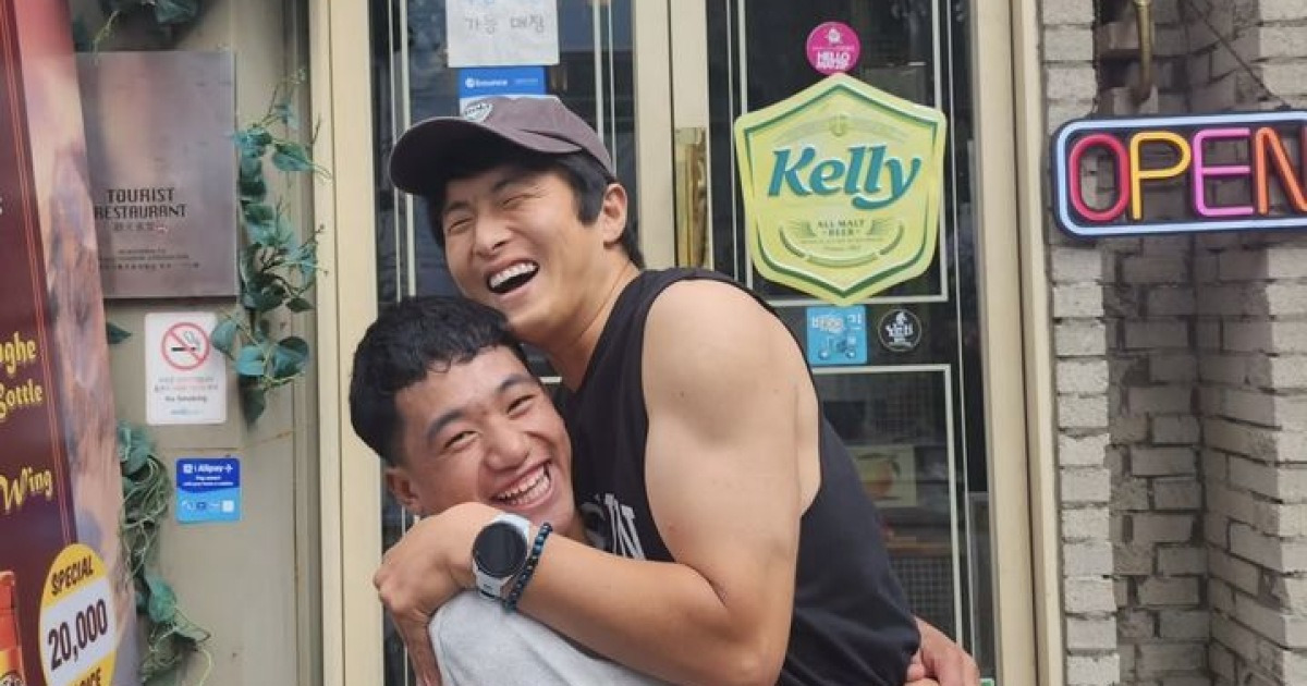 Kian84さんとヒマラヤ登山のネパール少年が韓国語教育支援を受ける