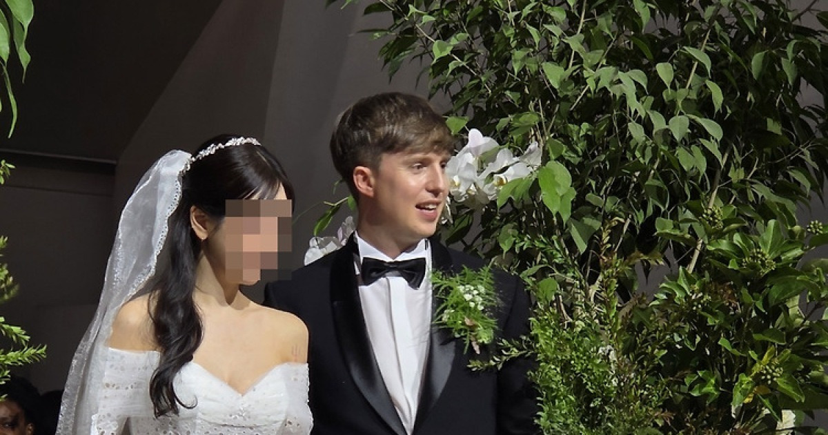 [단독] 홍석천 난입·우리스 등장…줄리안♥미모의 한국 연인과 유쾌한 결혼식 (엑's 현장)