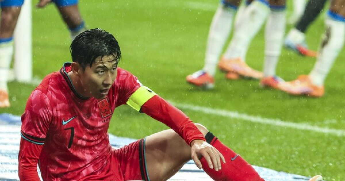 '韓, 파라과이는 1-0 제압' 분위기 반전? "브라질 상대 0-5 참패...제대로 된 경기력 못 보여줘"