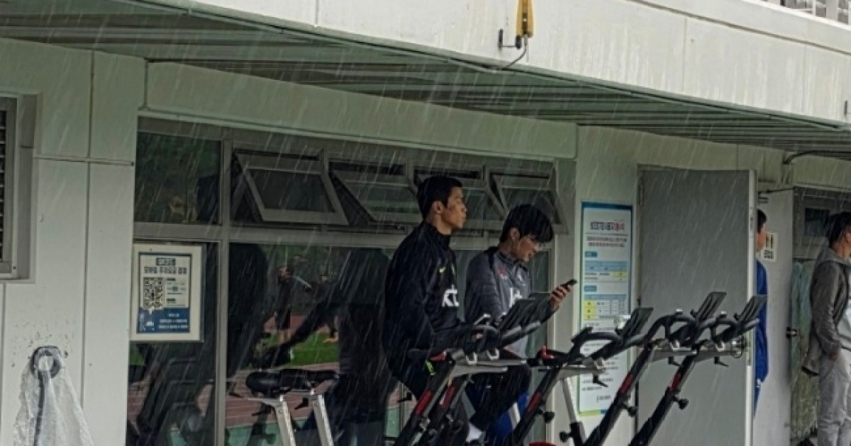‘0-5 굴욕’ 브라질전 대패에도 ‘타도 파라과이’…‘황희찬 결장 예상’ 홍명보호, 굵은 빗방울에도 훈련 매진 [MK고양]