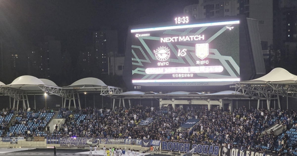 "정신 차려" 1위 팀에 거센 야유가 쏟아졌다, 감독마저 동의한 '이유 있는 비판'