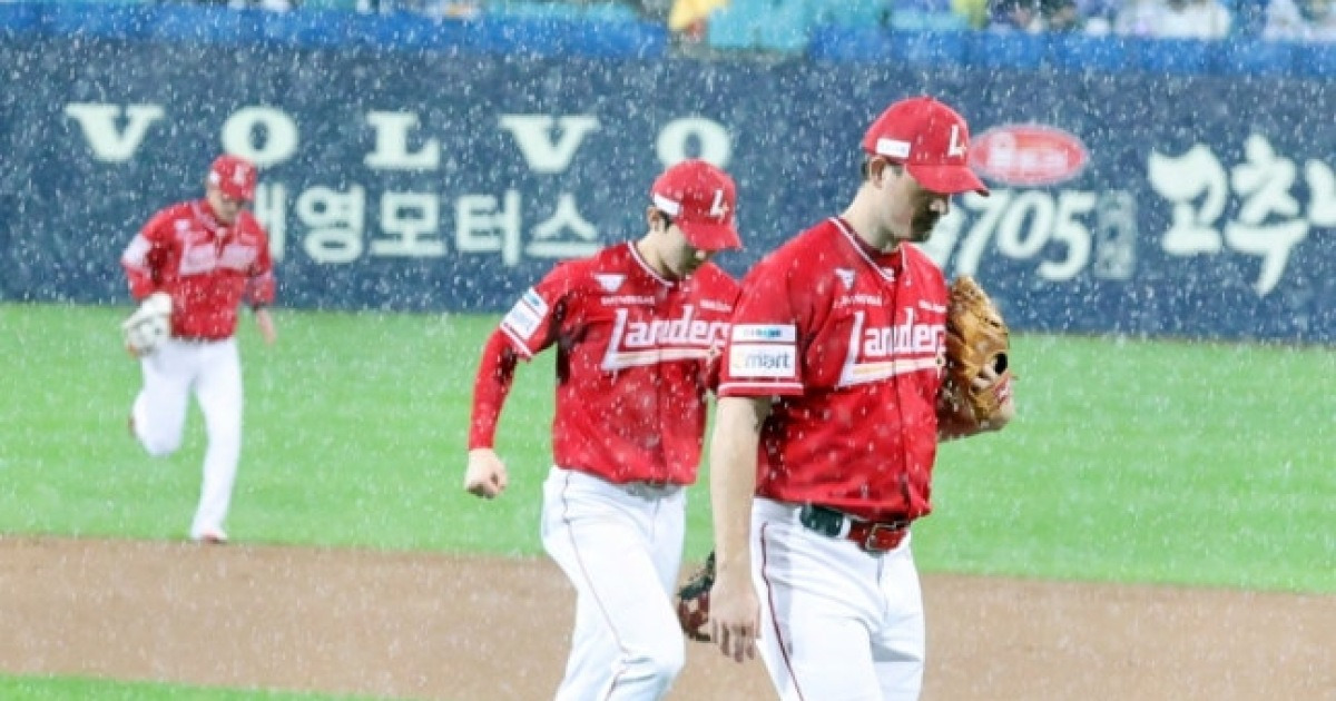 '폭우→경기 중단' 삼성을 덮친 '1년 전 악몽', 이번엔 달랐다 '오후 7시 20분 경기 재개 예정' [대구 현장]