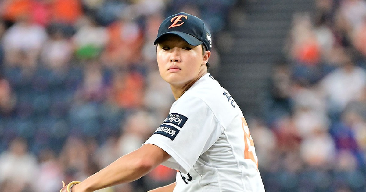 '153km 쾅' 또 KKK 압도했다…데뷔 시즌에 가을야구→태극마크까지, 정우주 "나는 행운아" [대전 인터뷰]