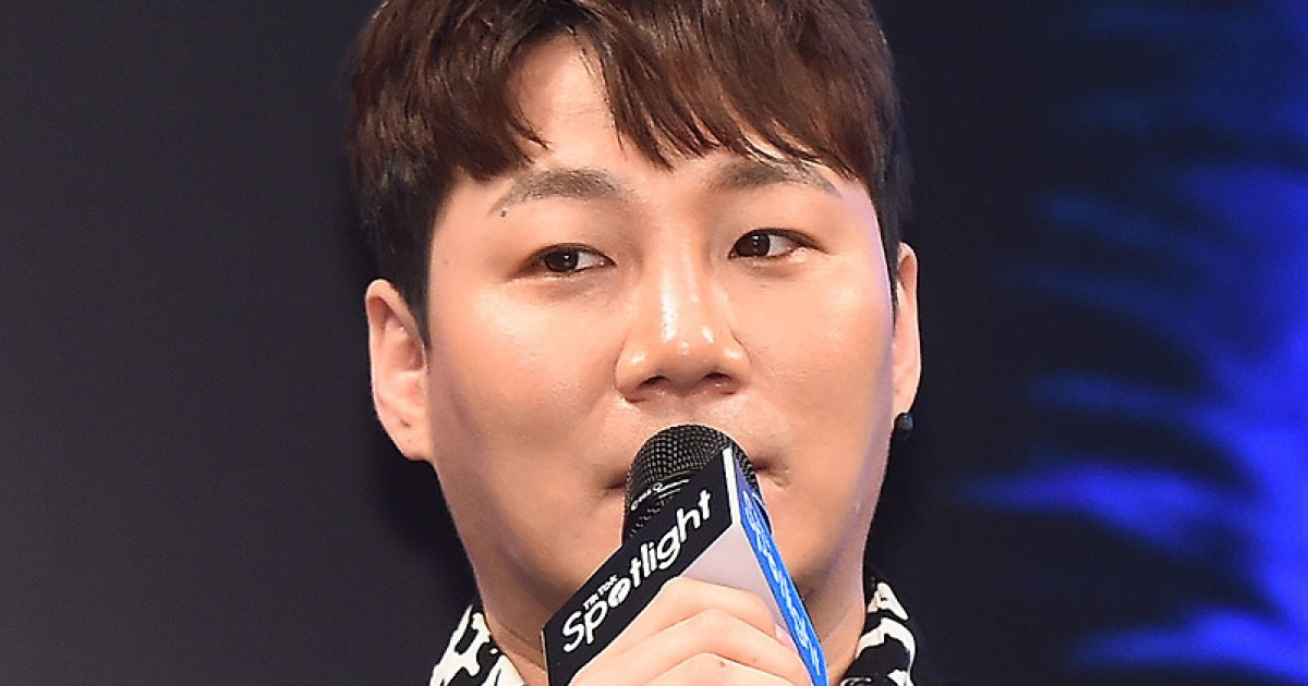 윤민수, 전처와 한집살이→이혼파티까지…"진정성 無" 대중 시선은? [엑's 이슈]