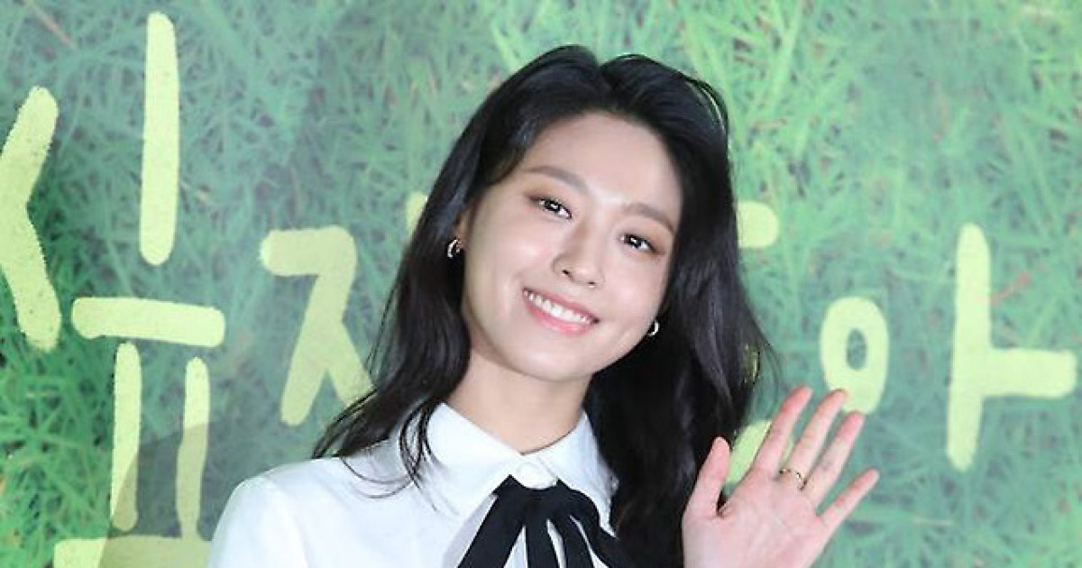 설현, 안효섭 소속사와 전속계약?…"긍정 논의 중"