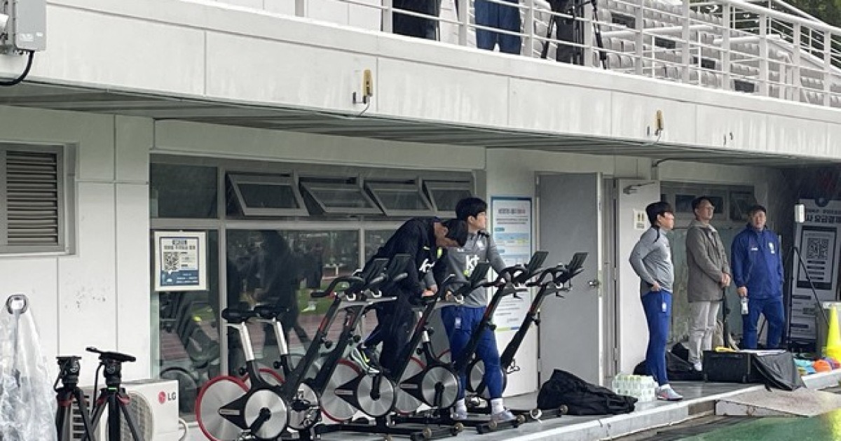 [IN VIEW] '이틀 연속' 홀로 운동화+사이클…황희찬, 파라과이전 출전 먹구름