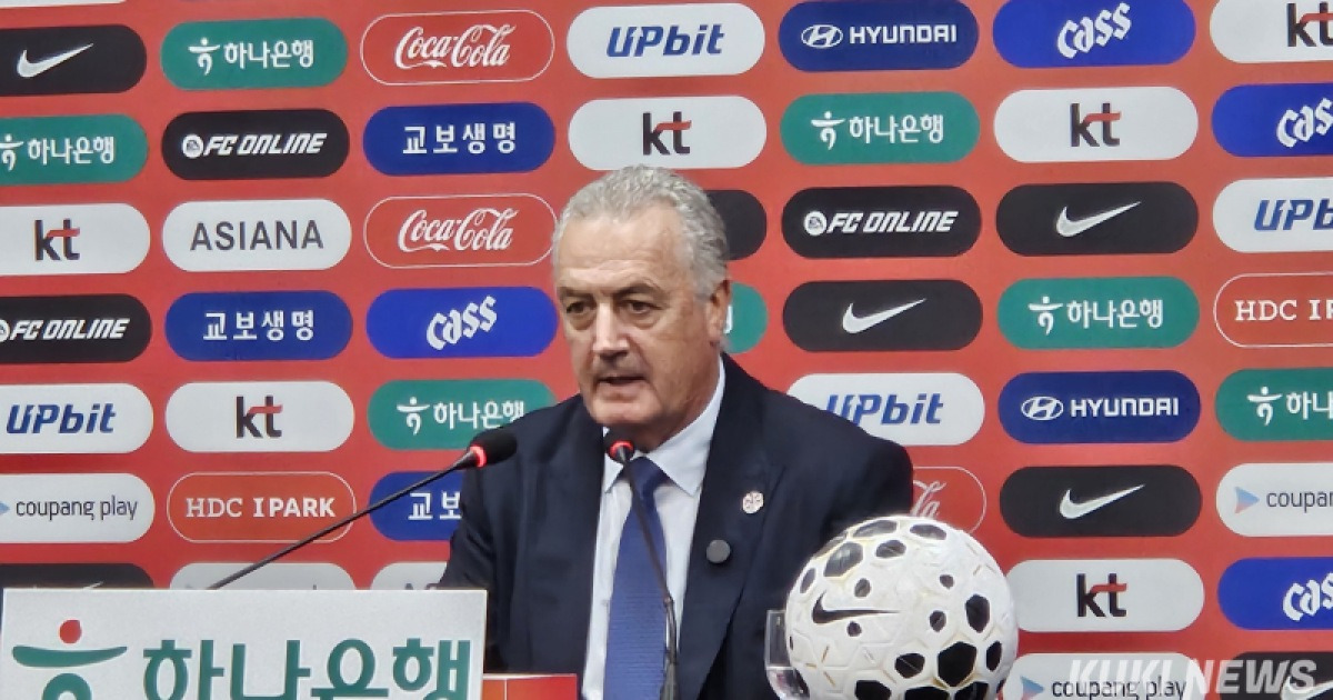 구스타보 알파로 감독 “한국과 일본 스리백, 월드컵에서 경쟁력 있을 것” [쿠키 현장]