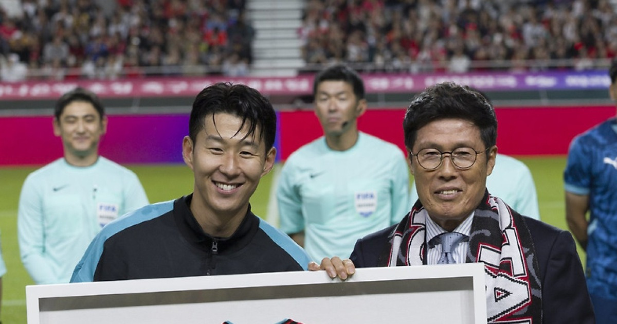 한국축구의 전설이 된 SON, A매치 최다출전 손흥민에게 차범근이 기념 티셔츠 전달 [SD 상암 라이브]