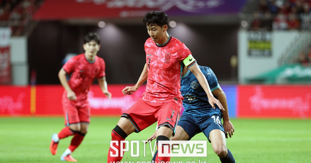 [전반 REVIEW] '꽁꽁 막힌 손흥민' 한국, 엄지성 선제골로 리드 잡았으나 45분 내내 답답...한국 1-0 파라과이