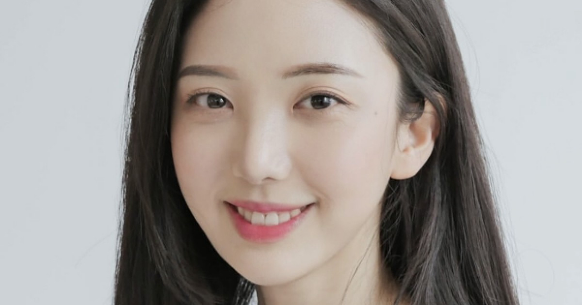 명예 사원증 품에 안은 故 오요안나 어머니…MBC, 유족에 첫 공식 사과