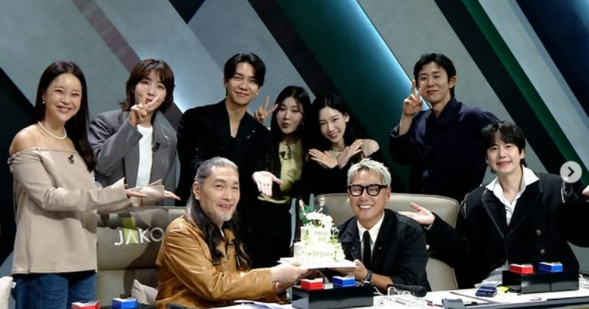 백발의 윤종신, 57번째 생일 축하 파티 "후배들과 한잔하려다가.." [스타이슈]
