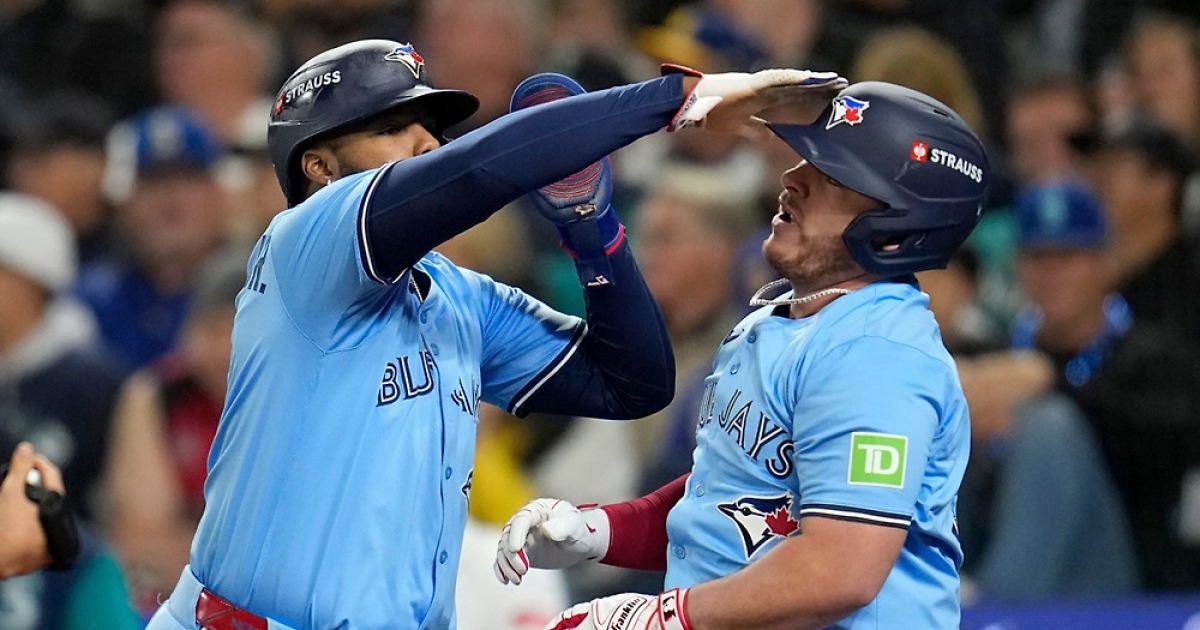 홈에서 고개 숙인 토론토, 원정서 홈런 5방 앞세워 반격…ALCS 2패 후 첫 승