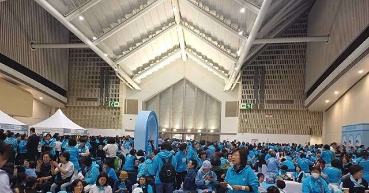 [강일홍의 현장] 임영웅 인천 콘서트 첫날 '하늘색 물결' 출렁