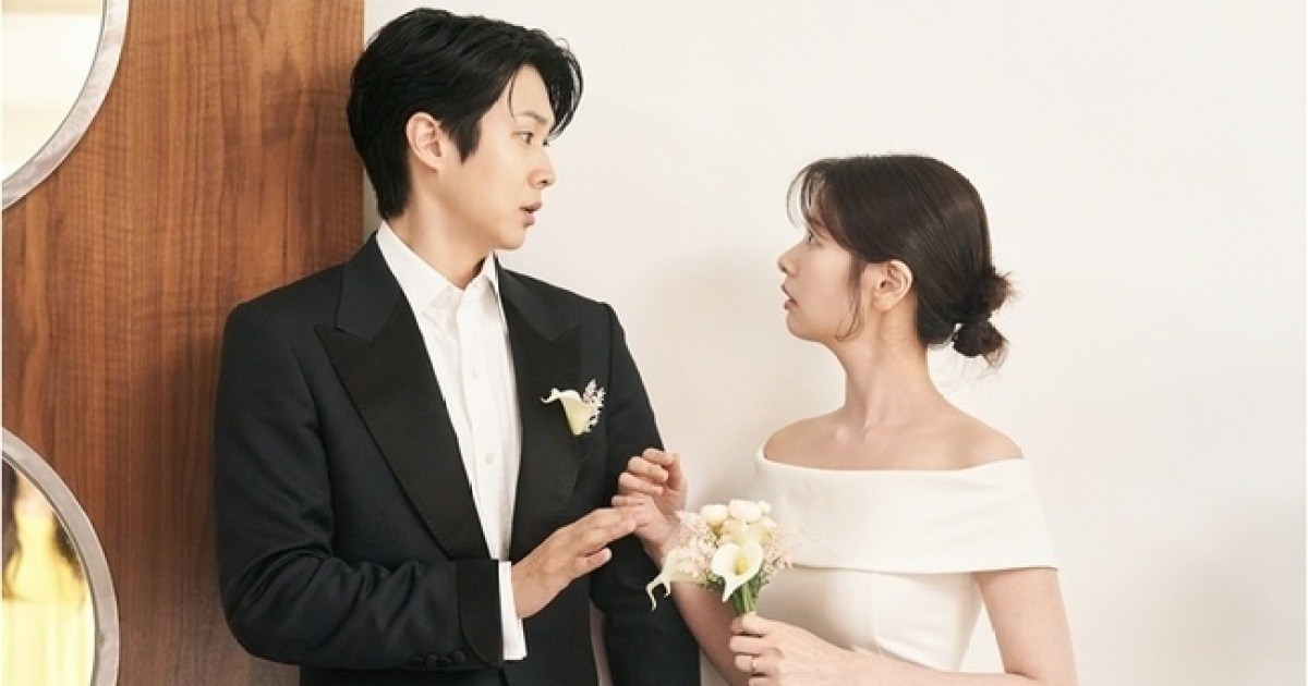 ‘우주메리미’ 최우식-정소민, 은밀한 웨딩사진 촬영